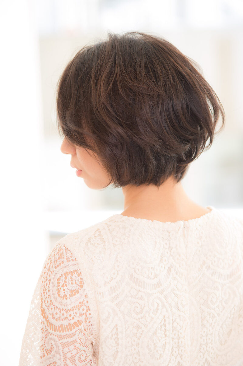 丸みのあるヘアスタイル 頭頂部にボリュームを出す方法 白髪染めを楽しみに変えていく